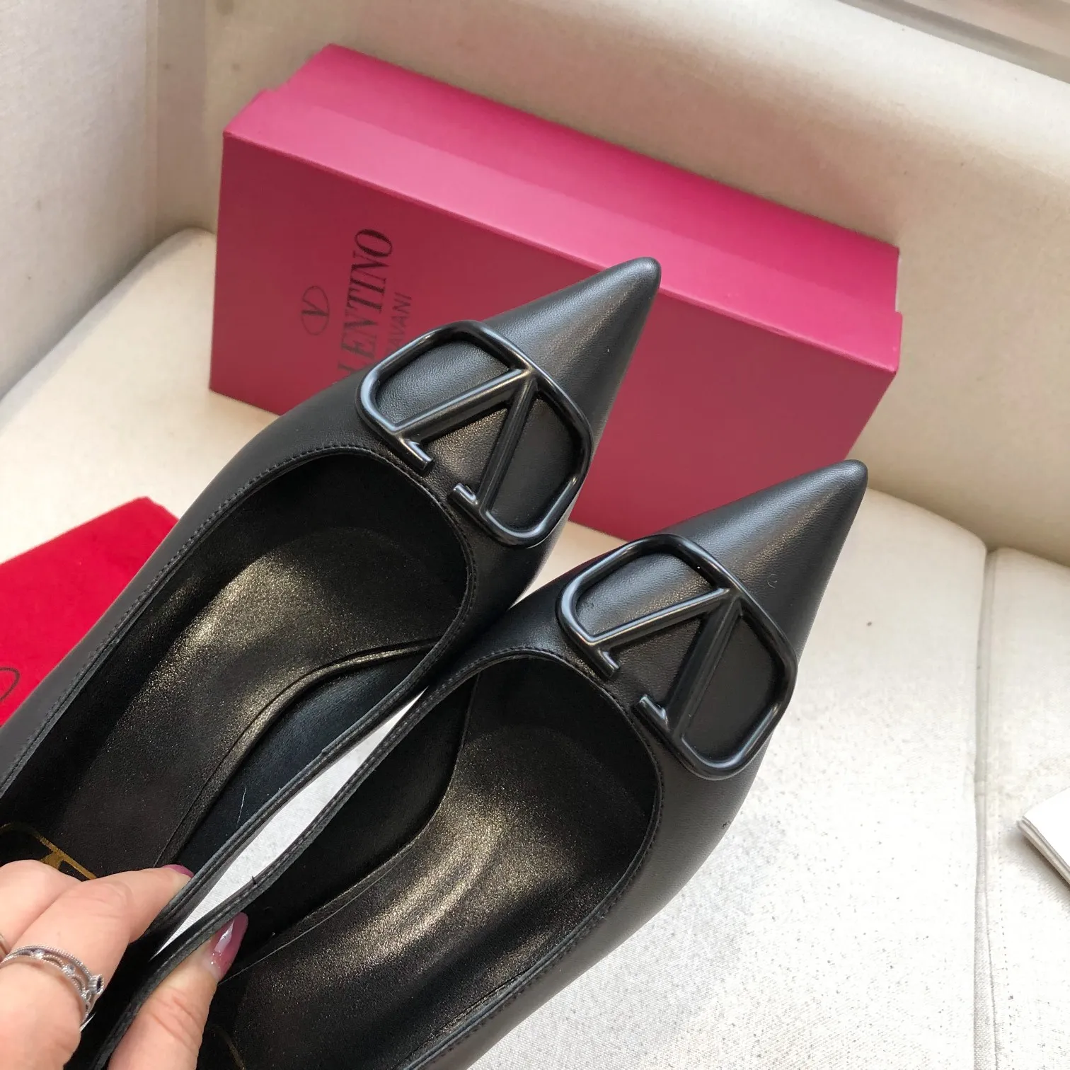 👟👟Ex-factory price 520👟👟 🆕Valentino. Valentino big v buckle shoes ㊙️Latest series in the counter, authentic version, perfect details It does not grind or tire your feet. It is a walking artifact. The last shape is completely compared to the counters. The details are perfect. Without the original version, it cannot be made so exquisite. Exclusive molded brass color. The highest version on the market. Fabric: imported sheepskin, lining and foot pads are all sheepskin. Color: 6 colors optional. Number of yards (34 to 41) 42 customized, non-refundable and non-exchangeable. Heel height: 4CM